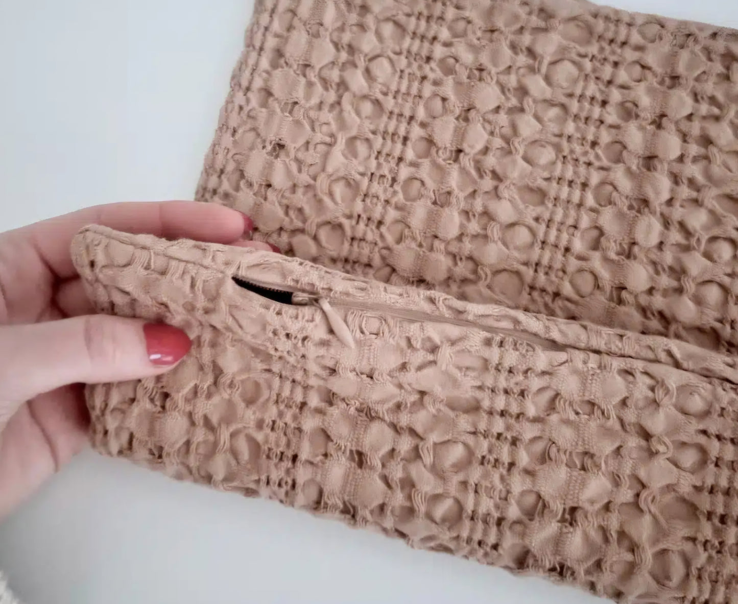 Manipura Living - Pudebetræk, Crochet Brun, 30x50 cm.