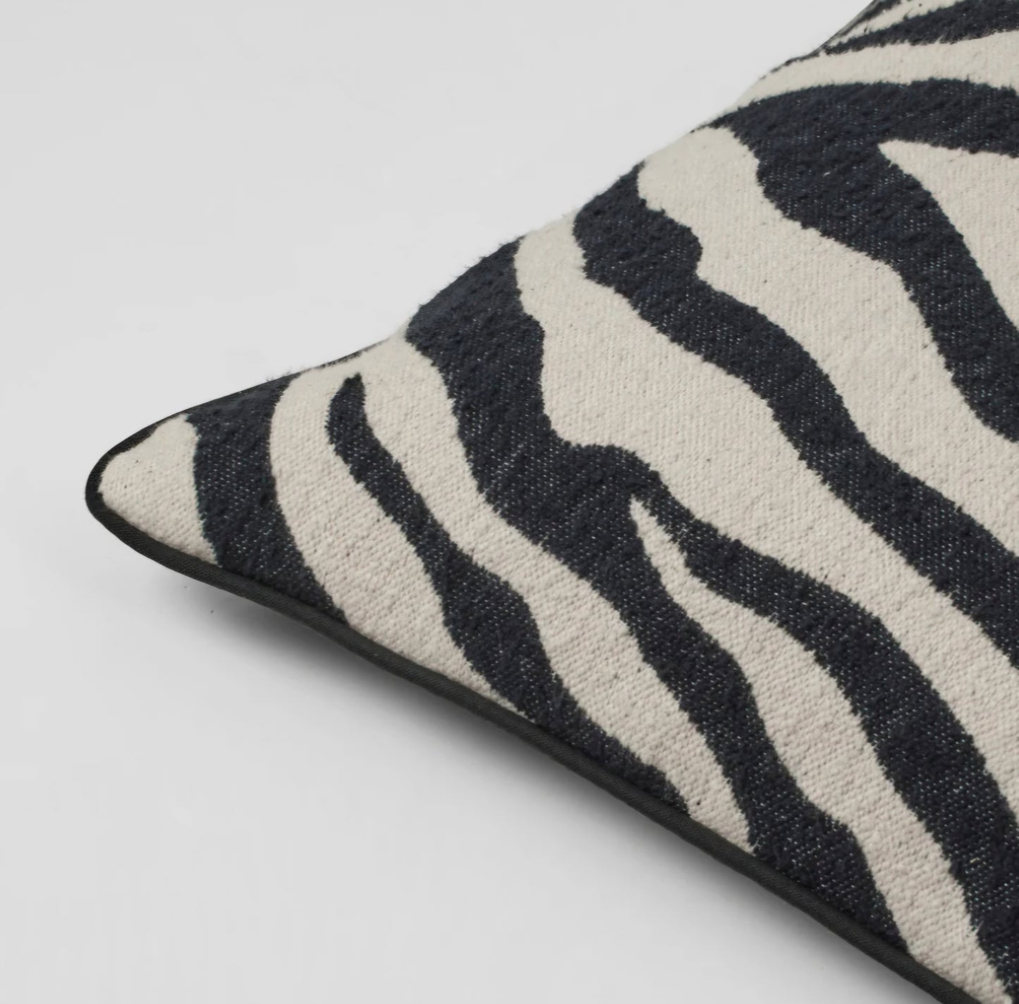 Broste Copenhagen - Zebra Pude inkl. monteringspude, Fås i 2 størrelser, Black/Light Beige