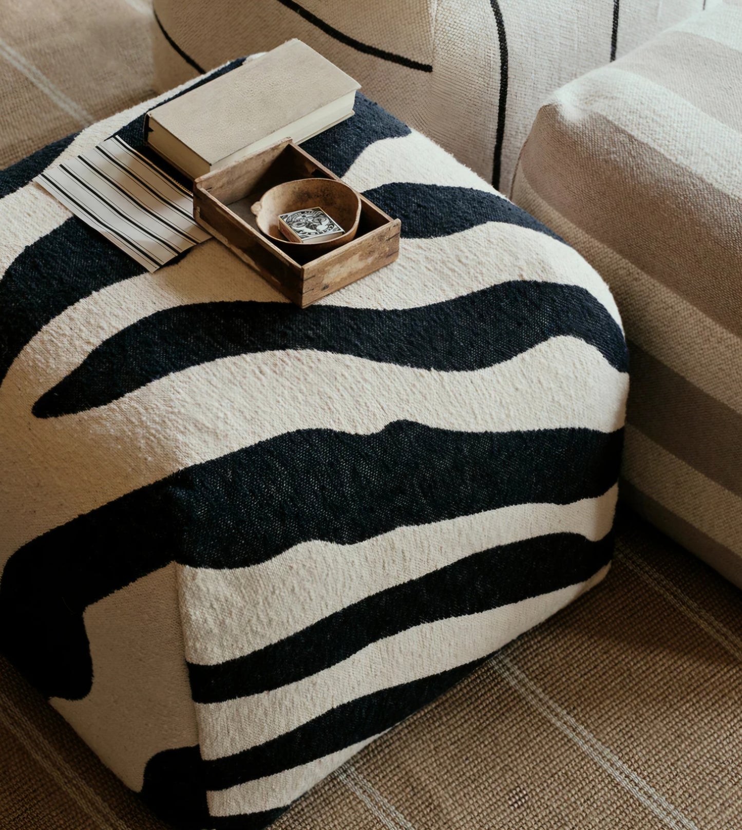 Broste Copenhagen - Zebra Puf, B50xL50xH38 cm., Black/Light Beige