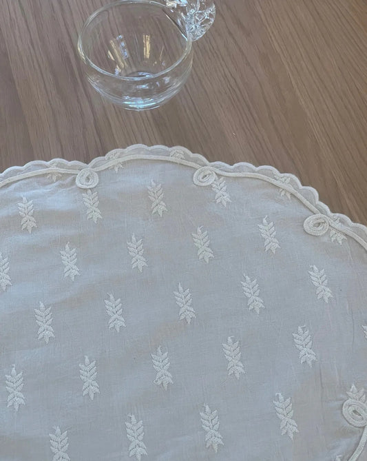 Jou Quilts - Oval Embroidery Placemat, Design 1, Hvid, 35x45 cm.