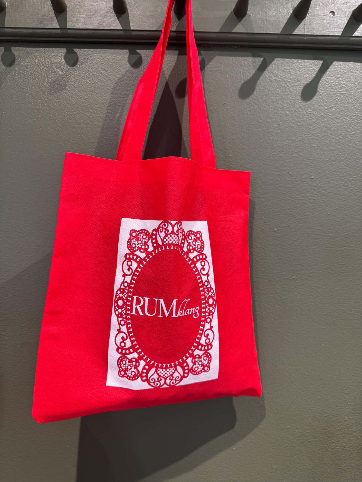 RUMklang Indretning  - Rødt Net/Shopper m/blonde og RUMklang-logo tryk